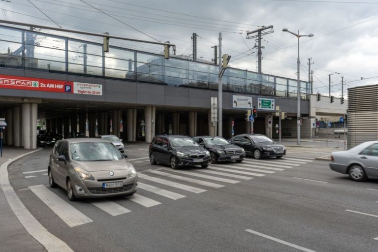 Brücke und mehrspurige Straße beim Wiener Hauptbahnhof, Laxenburger Straße