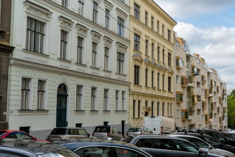 Altbauten und Neubau in der Graf-Starhemberg-Gasse, parkende und fahrende Autos, Bäume, 4. Bezirk, Wien