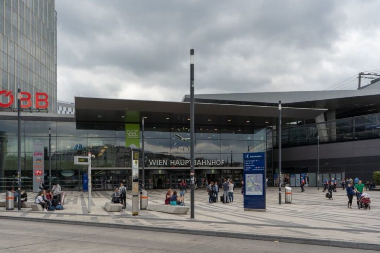 Haupteingang des Wiener Hauptbahnhofs, dichte Wolkendecke, links Hochhaus