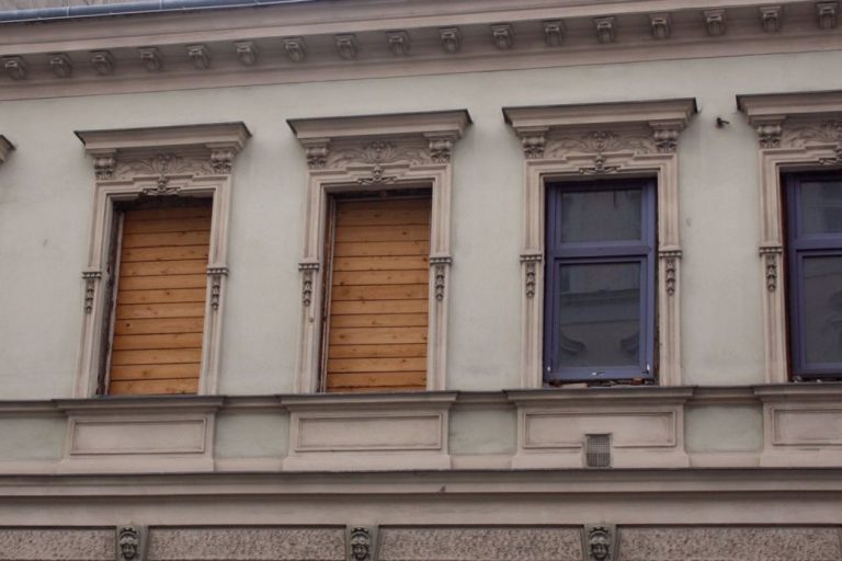 Fassade des Gründerzeithauses Lienfeldergasse 27, Wien-Ottakring, herausgerissene Fenster, Fassadendekor