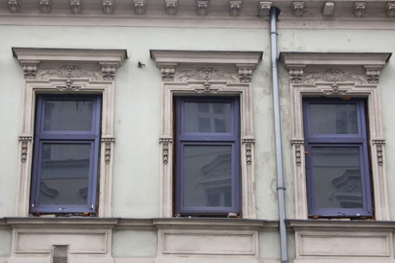 Fenster mit Dekor, Gründerzeithaus Lienfeldergasse 27, Ecke Degengasse, Wien-Ottakring