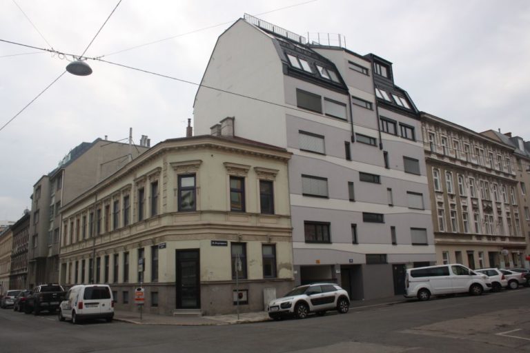 Gründerzeithaus Ecke Lienfeldergasse/Degengasse in 1160 Wien, Altbauten und Neubauten, Autos, Asphalt, Straßenbeleuchtung