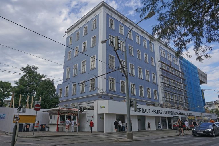 Blaues Haus in der Mariahilfer Straße Ecke Gürtel beim Wiener Westbahnhof wird abgerissen und durch eine IKEA-Filiale ersetzt