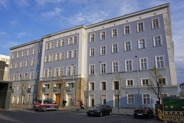 Blaues Haus in der Mariahilfer Straße 132 in Wien, vor dem Abriss, Langauergasse, Autos