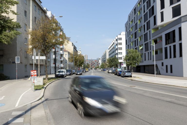 Sonnwendgasse in Wien-Favoriten, rechts das Sonnwendviertel