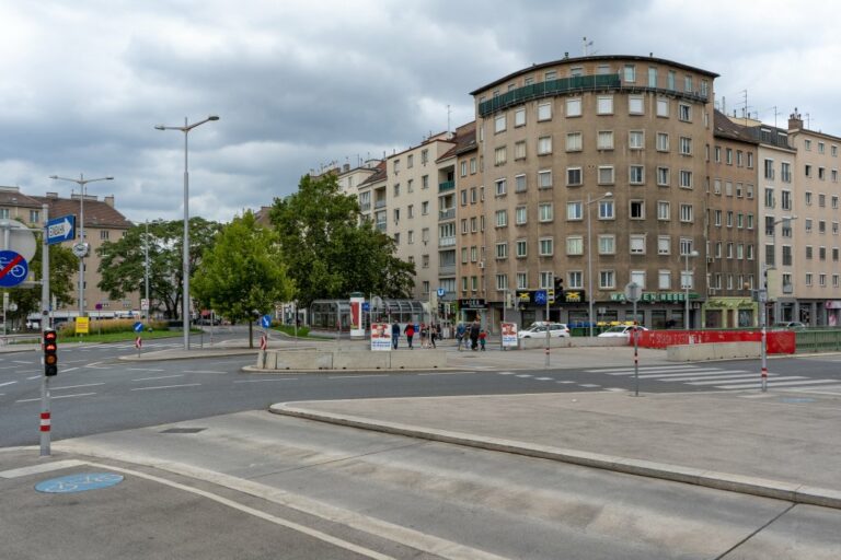 Südtiroler Platz in Wien, Nachkriegsarchitektur, Straßenkreuzung