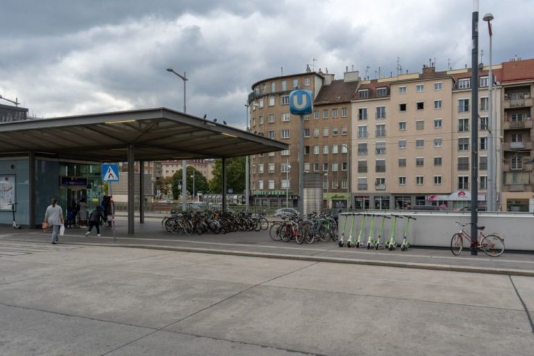 Südtiroler-Platz in Wien, beim Haupteingang des Hauptbahnhofs, 10. Bezirk