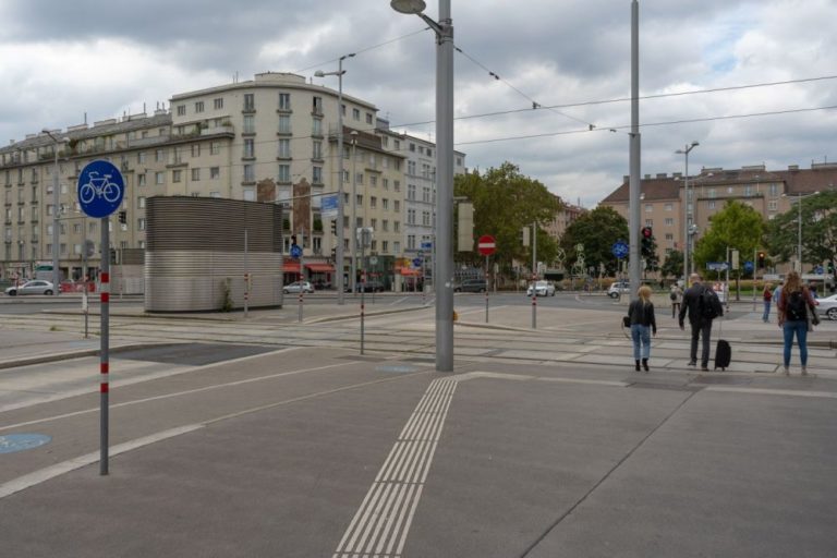 Südtiroler-Platz in Wien, Asphaltfläche in der Nähe des Hauptbahnhofs