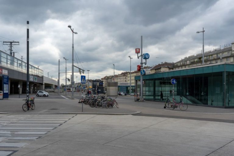 Wiedner Gürtel, Laxenburger Straße, Waldmanngründe, Südtiroler Platz, Asphalt, Stangen, Häuserzeile des Gürtels, dunkle Wolken