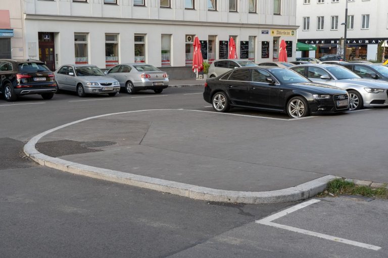 Asphaltfläche und Autos am Antonsplatz, Wien-Favoriten