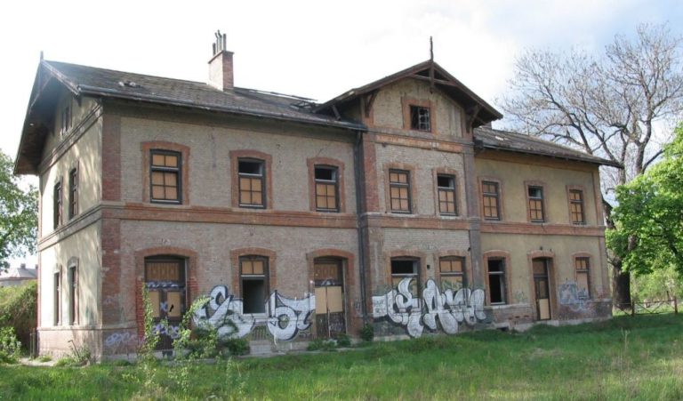 alter Bahnhof, Backstein, fehlende Fenster