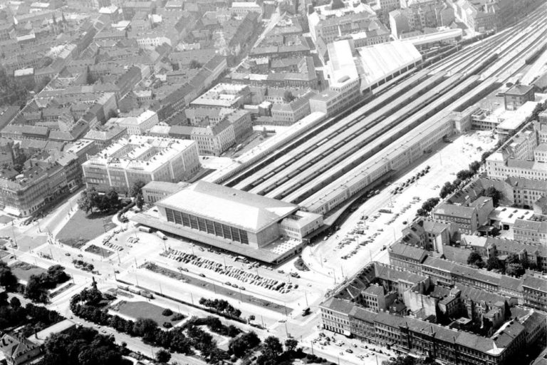 altes Luftbild des Wiener Westbahnhofs