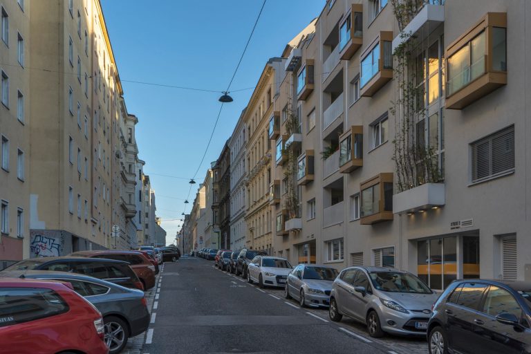 Straße mit Parkplätzen und Gebäuden