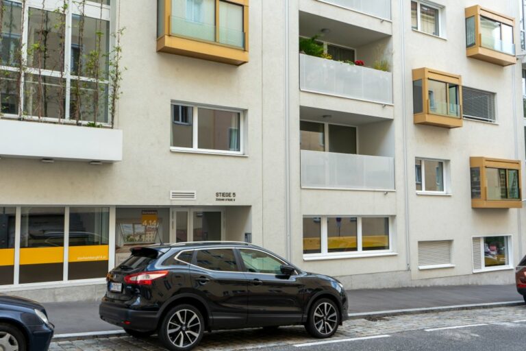 Graf-Starhemberg-Gasse 14, Haus mit Loggien, Fassadenbegrünung, parkende Autos