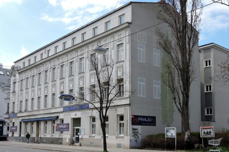 Gründerzeithaus mit Jugendstildekor in Wien-Floridsdorf, ehemaliges "Hotel Karolinenhof"