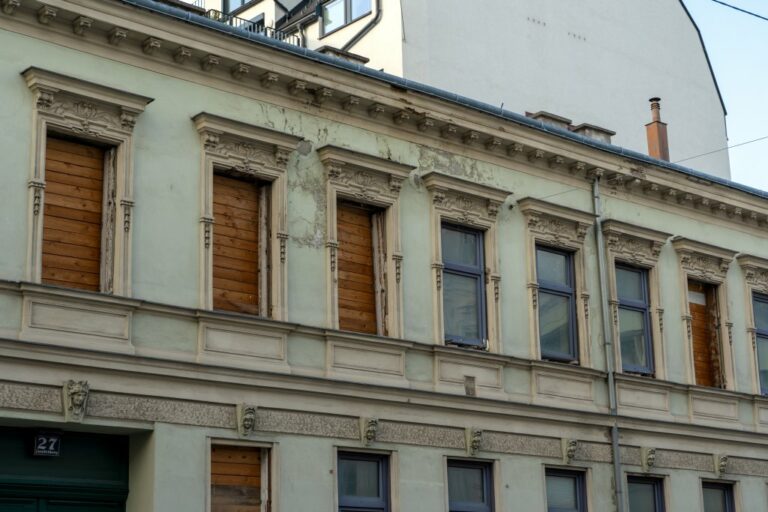 Gründerzeithaus mit teilweise herausgenommenen Fenstern im 16. Bezirk