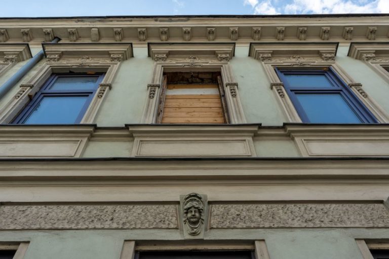 Fenster und herausgerissenes Fenster beim Gründerzeithaus Lienfeldergasse 27, Ottakring, Wien