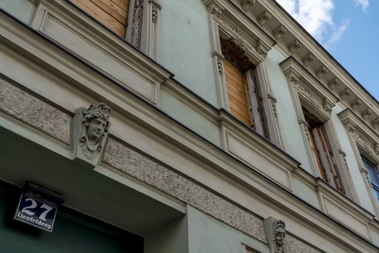 Fassade und Tür des Gründerzeithauses Lienfeldergasse 27 in Wien-Ottakring