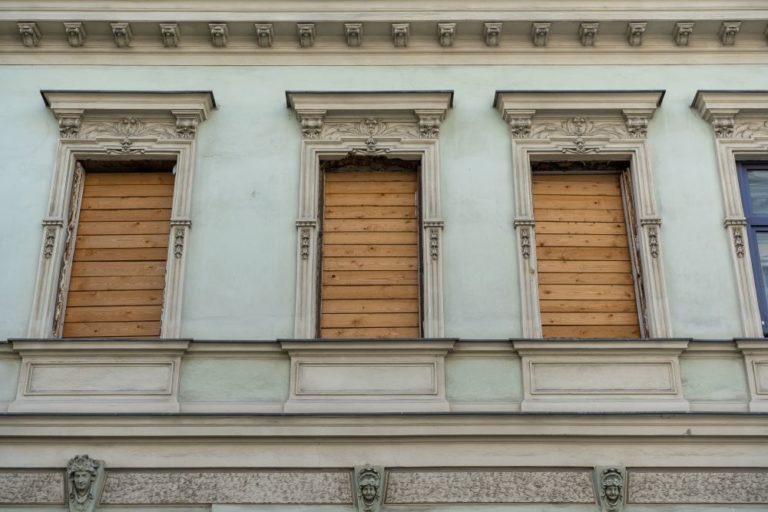 herausgerissene Fenster, Gründerzeithaus, Fassadenschmuck, 1160 Wien, Lienfeldergasse