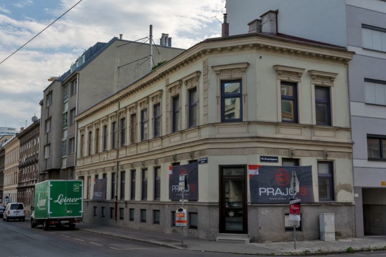 Gründerzeithaus Ecke Lienfeldergasse/Degengasse in 1160 Wien, Plakate einer Abbruchfirma