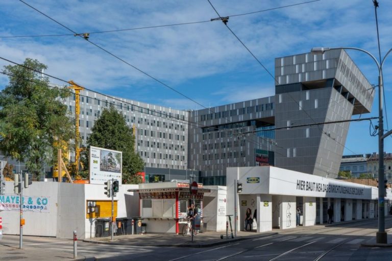 Wien Westbahnhof, Baustelle, IKEA, nach Abriss des blauen Hauses, Bürohaus, Baumaschinen