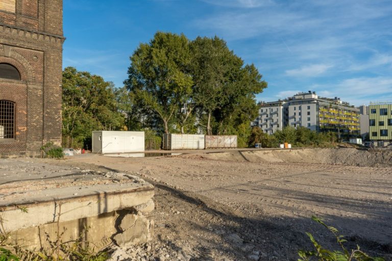 Nordbahnhalle nach dem Teilabriss 2019, denkmalgeschützter Wasserturm