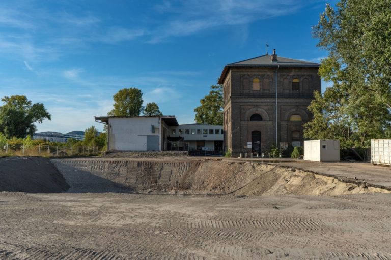 Nordbahnhalle nach dem Teilabriss 2019, denkmalgeschützter Wasserturm