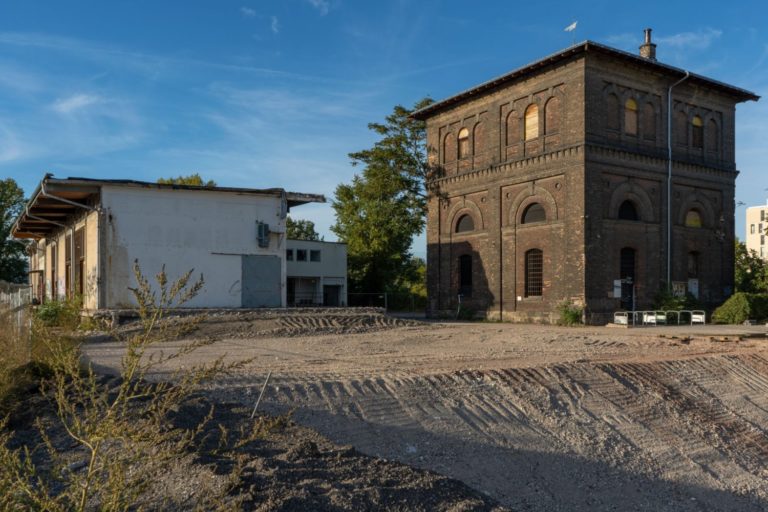 Nordbahnhalle nach dem Teilabriss 2019, denkmalgeschützter Wasserturm