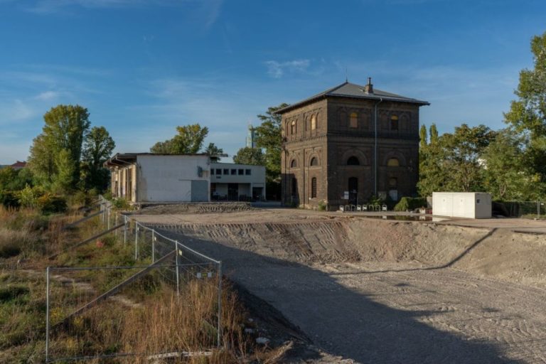 Nordbahnhalle nach dem Teilabriss 2019, denkmalgeschützter Wasserturm