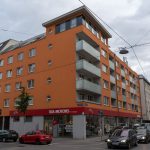 Neubau mit orangener Fassade in Wien
