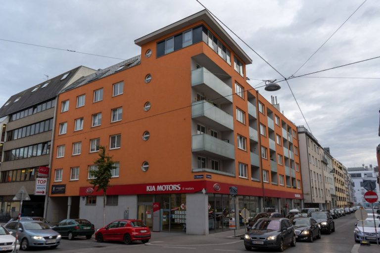 Neubau mit orangener Fassade in Wien