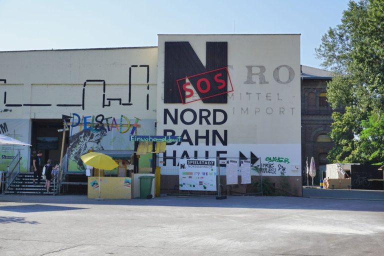 Nordbahnhalle vor dem Abriss, Schriftzug "SOS Nordbahnhalle"