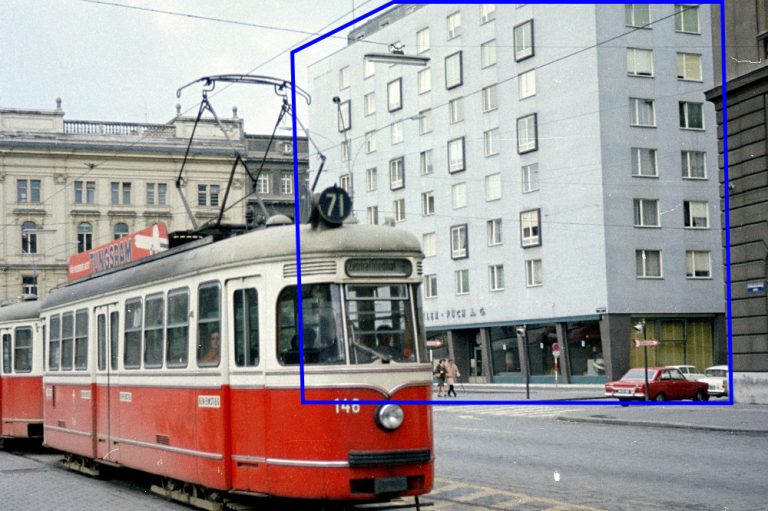 Nachkriegsgebäude und Straßenbahn in Wien