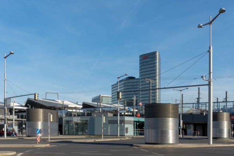 Südtiroler-Platz, Zentrale der ÖBB, Wien-Favoriten, Lüftungsanlagen, Hochhaus, Stangen, Straßenbeleuchtung