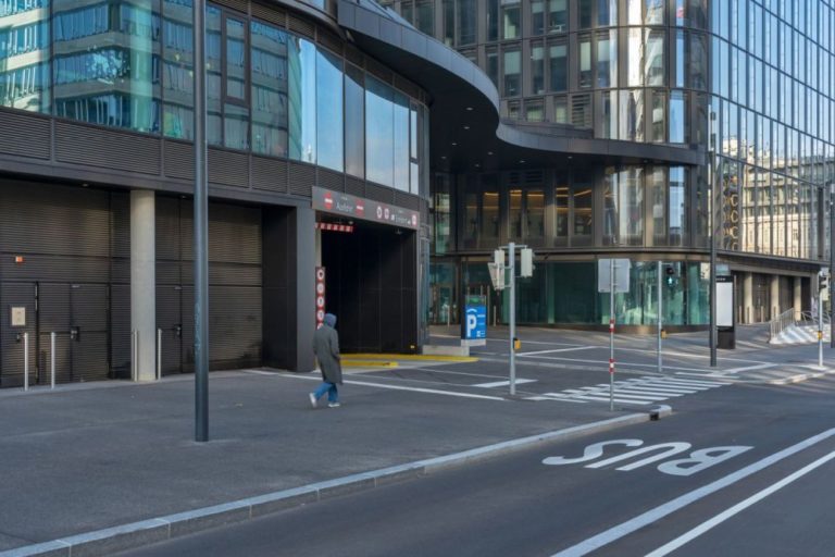 Asphaltfläche beim Wiener Hauptbahnhof, verlängerte Gertrude-Fröhlich-Sandner-Straße, Bürohaus mit Glasfassade, Einfahrt, Busspur, Fußgänger