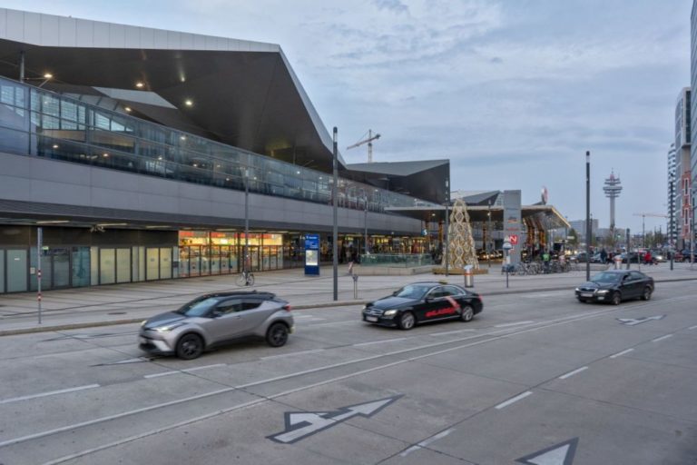 Autoverkehr beim Wiener Hauptbahnhof