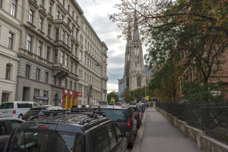 viele Autos in der Hörlgasse, Blickrichtung Votivkirche, Wien-Alsergrund