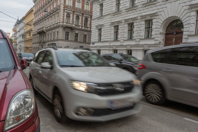 Autoverkehr in der Hörlgasse in Wien-Alsergrund