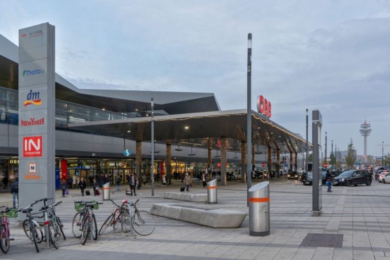 Wien Hauptbahnhof, Eingang bei der Sonnwendgasse und Gerhard-Bronner-Straße