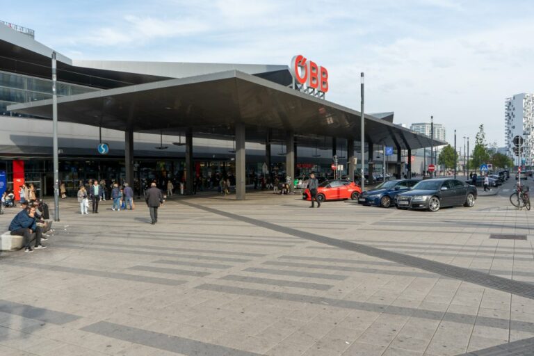 Eingang zum Wiener Hauptbahnhof, Vordach, parkende Autos, Vorplatz