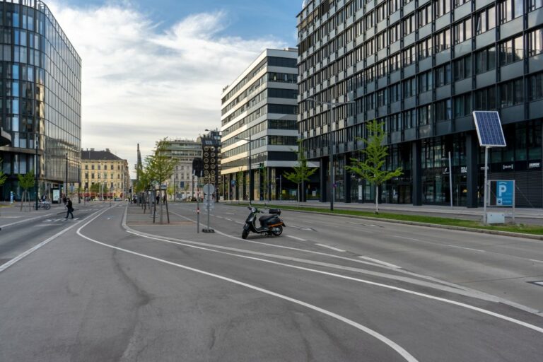 Straße in der Nähe des Wiener Hauptbahnhofs, Bürohäuser, Asphaltflächen, Bäume