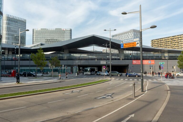 Hauptbahnhof, Bürohäuser, Hotel, Wohnhochhaus, Fahrbahnen, Radweg, Verkehr