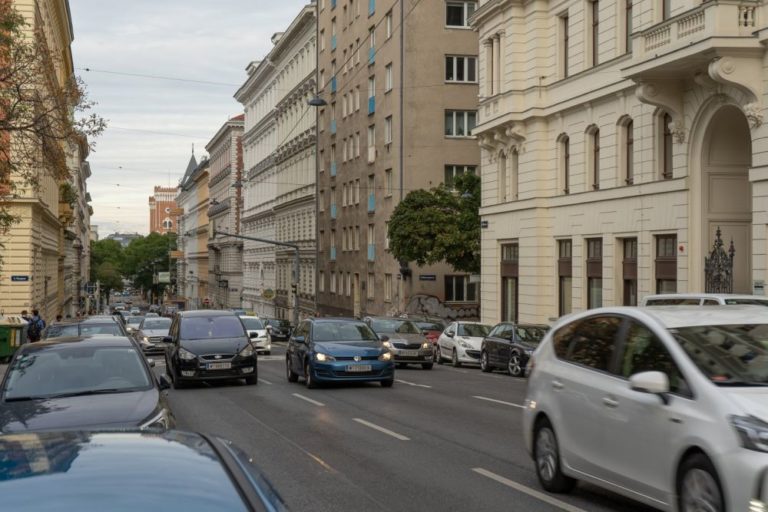 Autos in der Hörlgasse/Wasagasse, Wien-Alsergrund