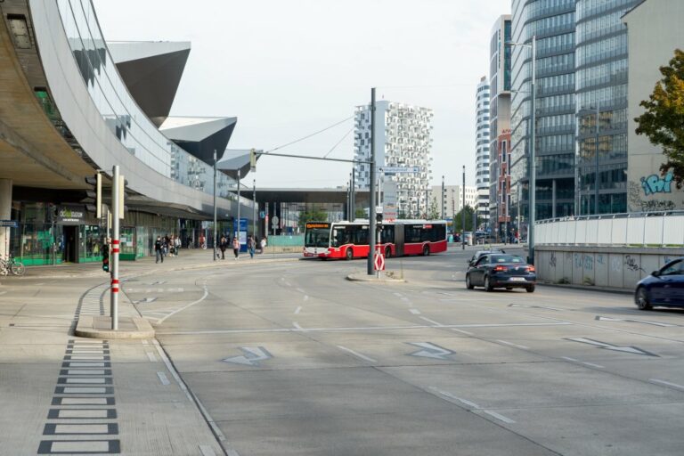 Straße in Wien-Favoriten, mit Bus und Autos, Hauptbahnhof, Hochhäuser