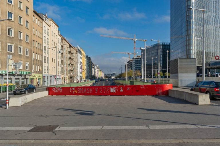 Asphaltfläche am Wiedner Gürtel beim Wiener Hauptbahnhof, 2019