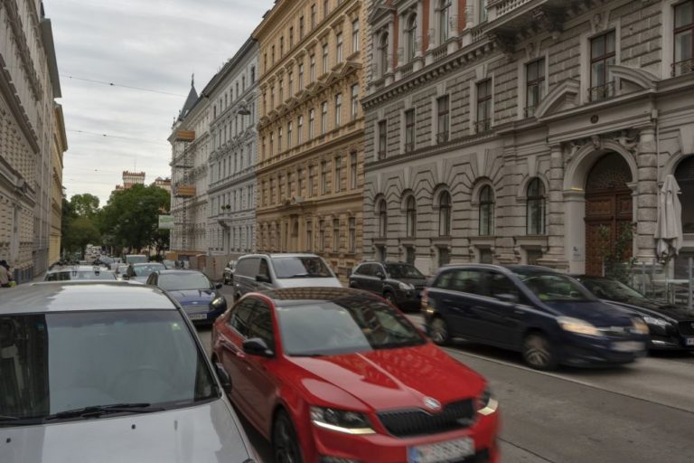 Autos in der Hörlgasse zwischen Rossauer-Kaserne und Votivkirche, Wien-Alsergrund