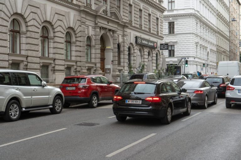 Autoverkehr in der Hörlgasse, 1090 Wien