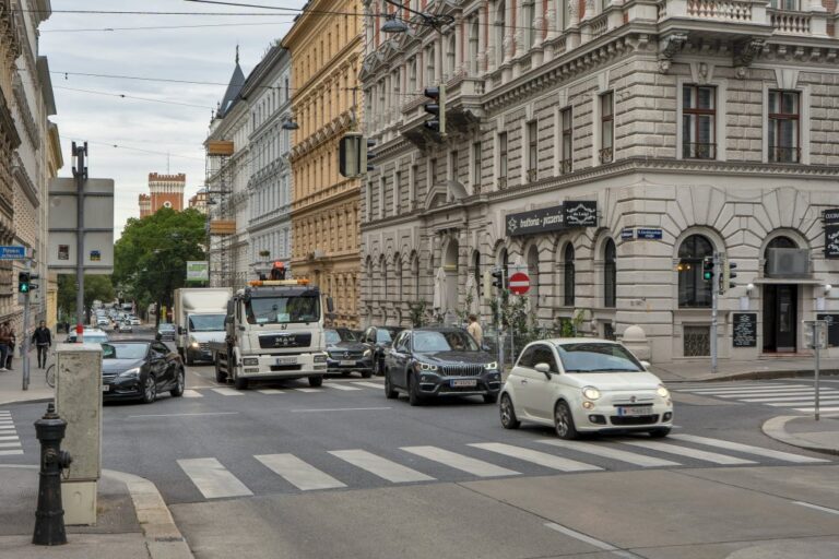 Autoverkehr in der Hörlgasse in Wien-Alsergrund
