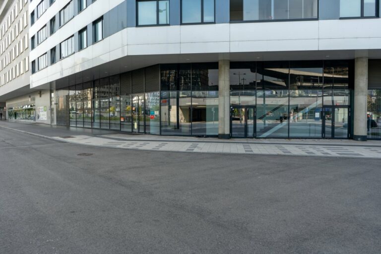 Asphaltfläche vor einem Wohnhaus neben dem Wiener Hauptbahnhof