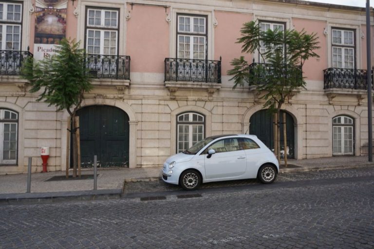 Straße und historisches Gebäude in Lissabon